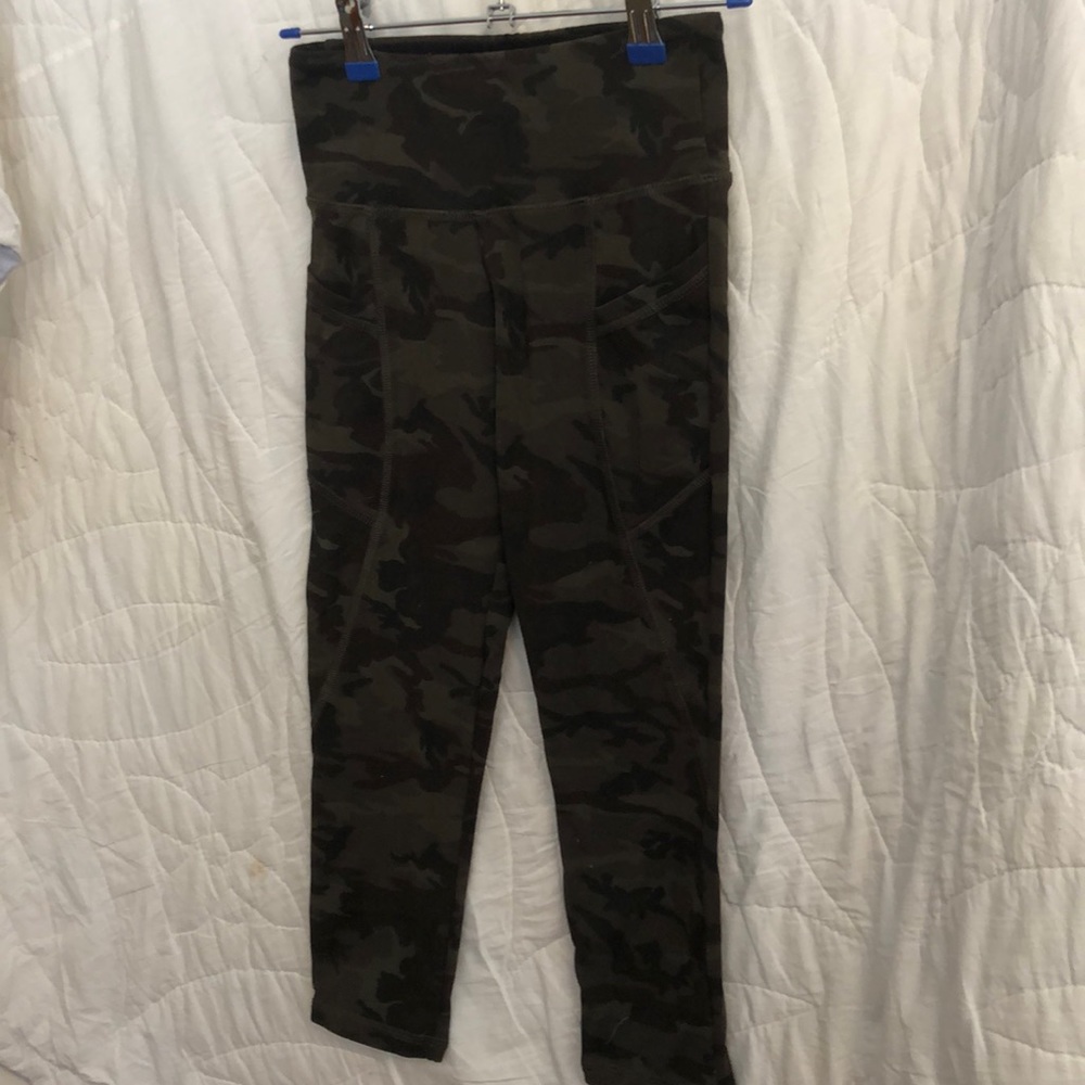 Strut this camo crop pocket leggings